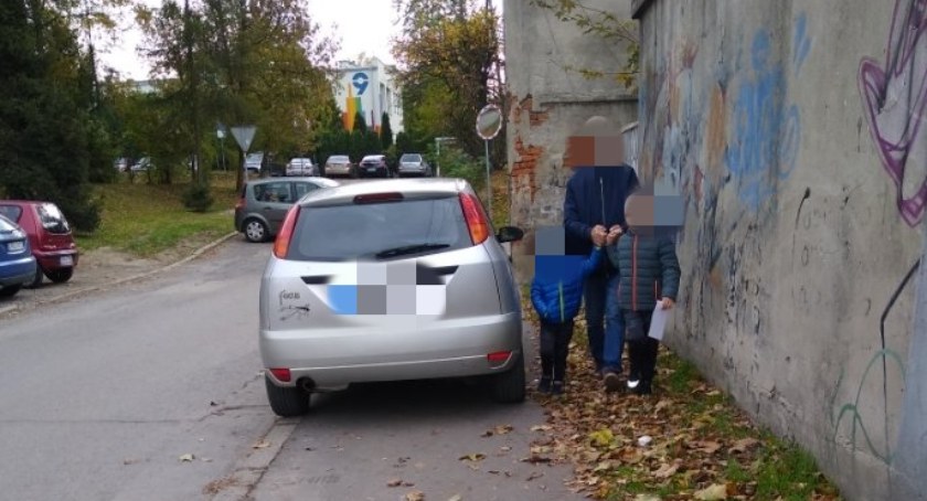 Na zdjęciu samochód zaparkowany przed samym skrzyżowaniem - fot. Czytelniczka