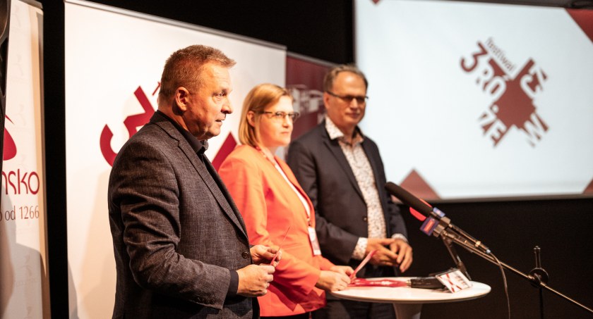 Na zdjęciu Krzysztof Zygma, dyrektor MDK Radomsko, Jolanta Dąbrowska (MDK) i prezydent Jarosław Ferenc