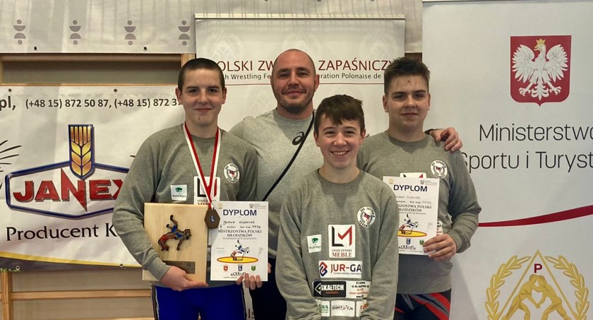 Na zdjęciu zawodnicy UKS Zapaśnik
