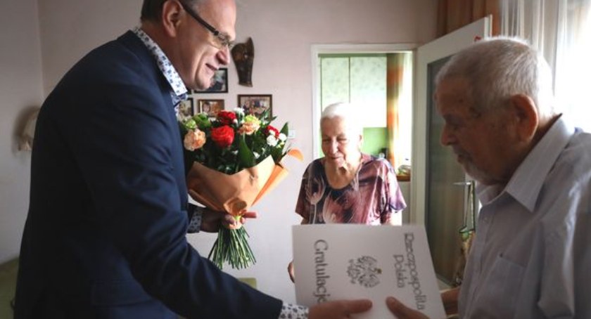Na zdjęciu prezydent Jarosław Ferenc, Janina i Jerzy Krupczyńscy - fot. UM Radomsko
