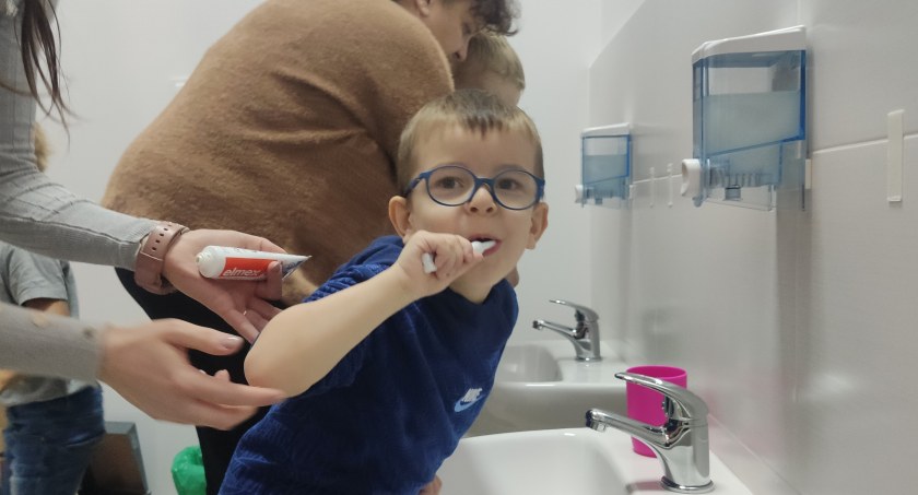Na zdjęciu jeden z przedszkolaków myje zęby po śniadaniu
