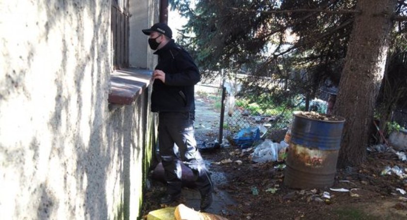 Na zdjęciu policjant sprawdzający pustostan - fot. KPP Radomsko