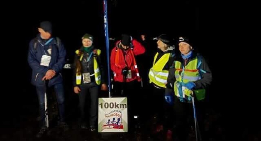 Na zdjęciu uczestnicy marszu, którzy pokonali 100 km - fot. Facebook 