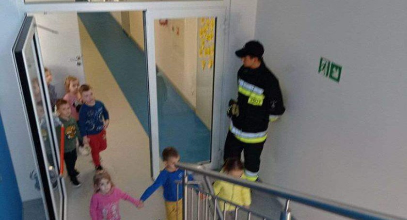 Na zdjęciu próbna ewakuacja w przedszkolu w Gomunicach fot. Facebook 