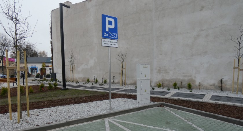 Dwa miejsca parkingowe dla aut elektrycznych