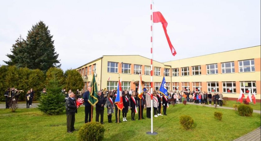 Na zdjęciu podniesienie flagi na maszt w szkole podstawowej w Przedborzu - fot. Wiesław Domagała
