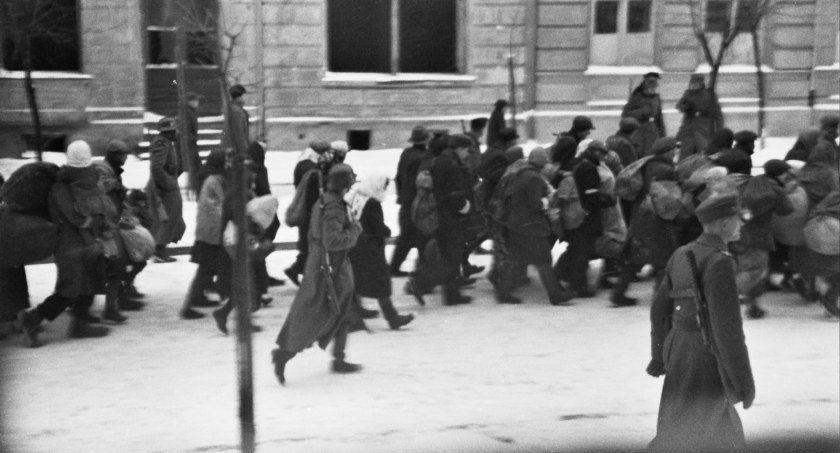 Na zdjęciu Żydzi z getta w Radomsku w drodze na dworzec, skąd pojadą do obozów zagłady - form Muzeum Regionalne