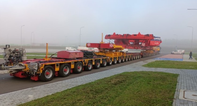 Na zdjęciu transportowana maszyna MTB - fot. GDDKiA/Facebook