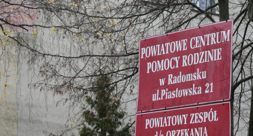 Na zdjęciu: zabezpieczaniem dzieci zajmują się pracownicy PCPR-u