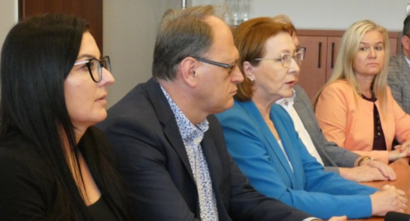 Na zdjęciu od lewej starosta Beata Pokora, prezydent Jarosław Ferenc i posłanka PiS Anna Milczanowska