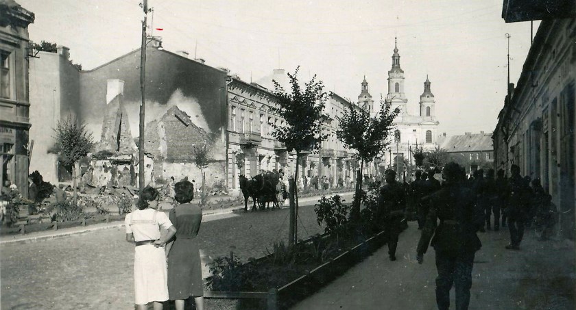 Na zdjęciu spalony parterowy dom w miejscu dzisiejszego wejścia na parking, zbiory Muzeum