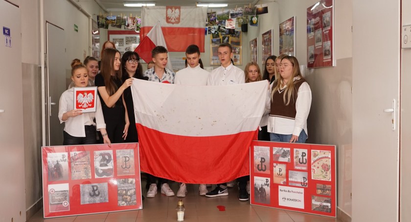 Na zdjęciu uczniowie z Ekonomika ze swoją dekoracją patriotyczną