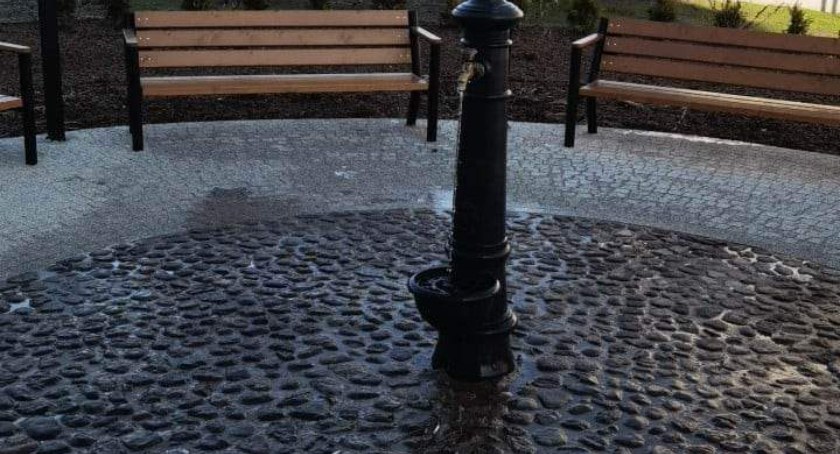 Na zdjęciu woda na parkingu przy Reymonta - fot. Czytelnik/Sobota 19 listopada wieczorem 