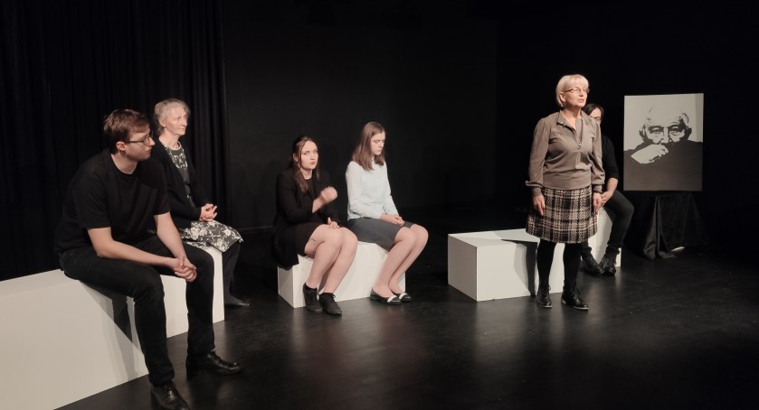 Na zdjęciu członkowie Sceny Poezji na scenie w MDK