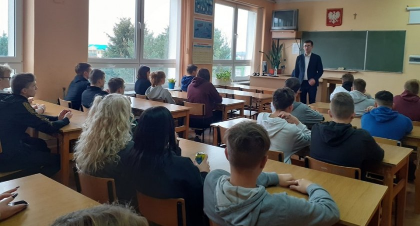 Na zdjęciu młodzież z Drzewniaka na spotkaniu z Powiatowym Rzecznikiem Konsumenta