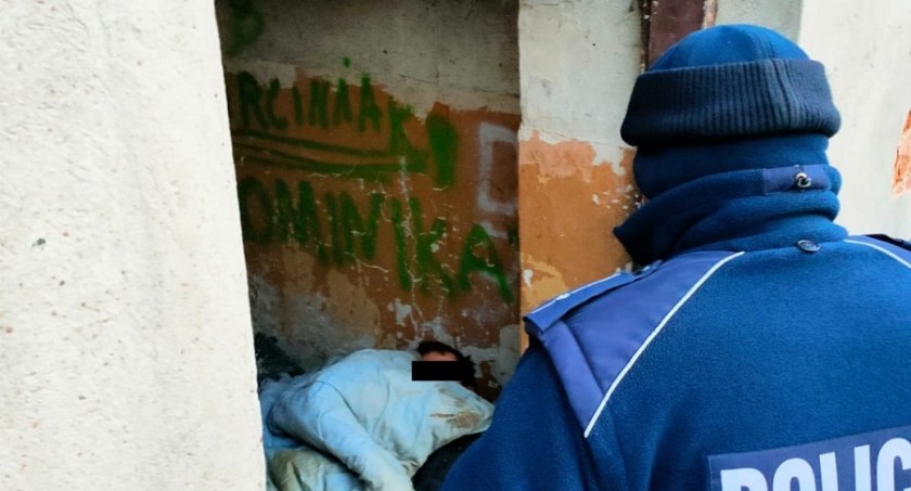 Na zdjęciu policjanci sprawdzają jeden z pustostanów - fot. KPP Radomsko