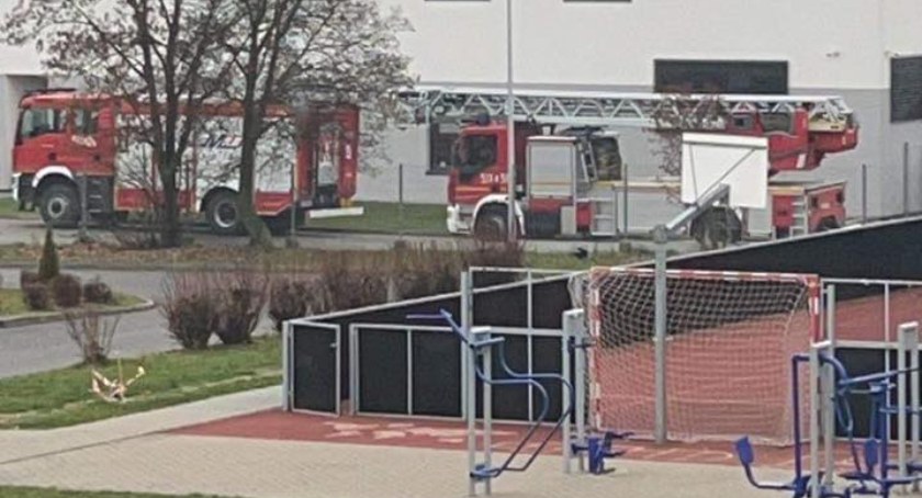 Na zdjęciu straż pożarna przed budynkiem Aquary - fot. Maja Plucińska i Milena Ptak