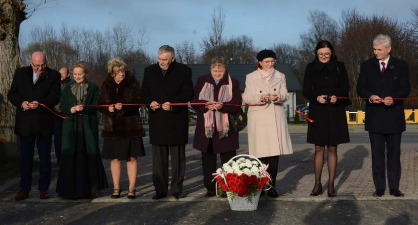 Na zdjęciu przecięcie wstęgi na jednej z wyremontowanych dróg w gminie Żytno - fot. Starostwo Powiatowe 
