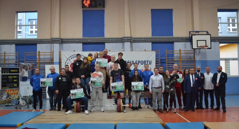 Na zdjęciu zawodnicy, którzy dźwigali na pomoście w Dobryszycach