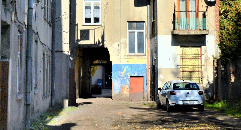 Na zdjęciu podwórko przy ul. Reymonta 9 (koło lodziarni). Rok 2022. Fot. Jacek Kaszyński