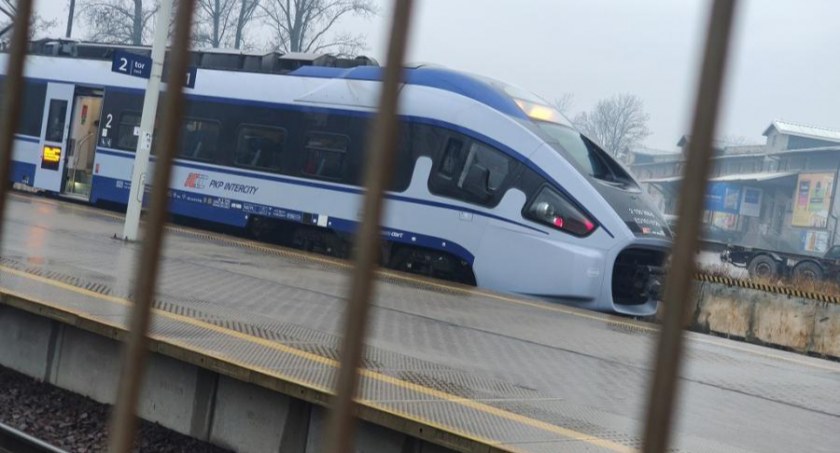 Na zdjęciu pociąg Dart na peronie radomszczańskiego dworca PKP