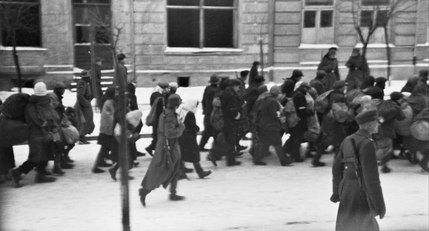 Na zdjęciu radomszczańscy Żydzi w drodze na dworzec, skąd Niemcy wywieźli ich do obozów zagłady i zamordowali