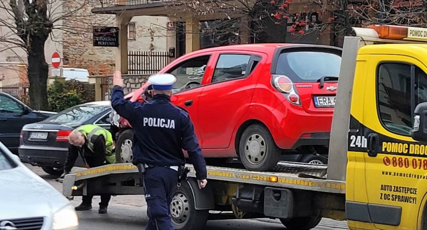 Na zdjęciu jedno z aut, które brało udział w zderzeniu