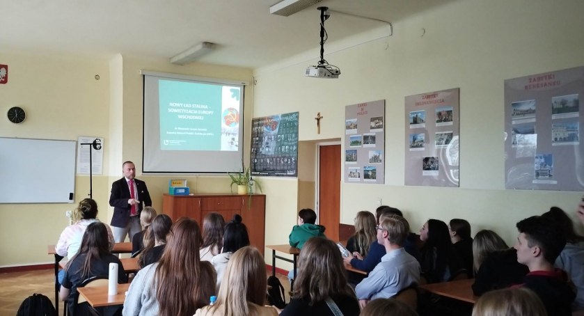Na zdjęciu młodzież słucha pierwszego wykładu - fot. Facebook/II LO Radomsko