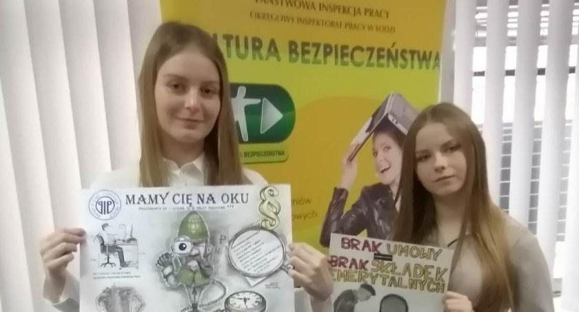 Na zdjęciu uczennice LO w Przedborzu ze swoimi pracami - fot. Facebook