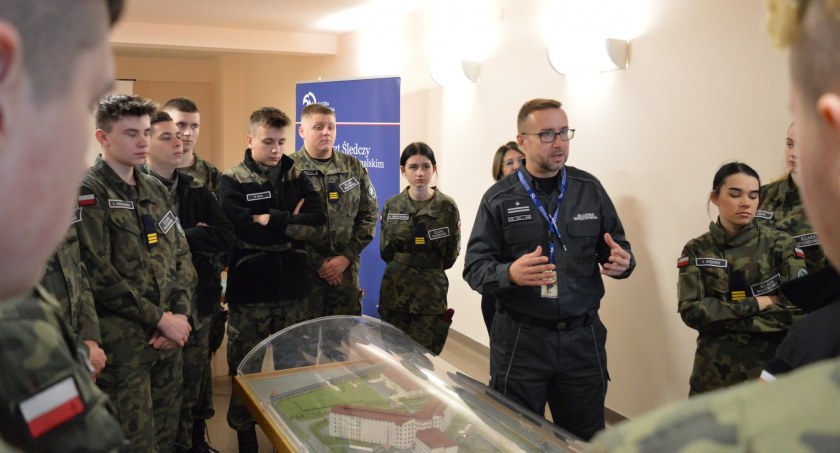 Na zdjęciu uczniowie Drzewniaka w areszcie w Piotrkowie - fot. Facebook/Areszt Śledczy Piotrków Trybunalski