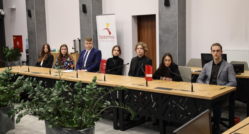 Na zdjęciu młodzieżowi radni podczas pierwszej sesji - fot. UM Radomsko