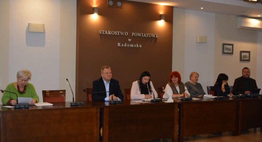 Na zdjęciu członkowie Komisji Edukacji, Kultury, Kultury Fizycznej i Turystyki