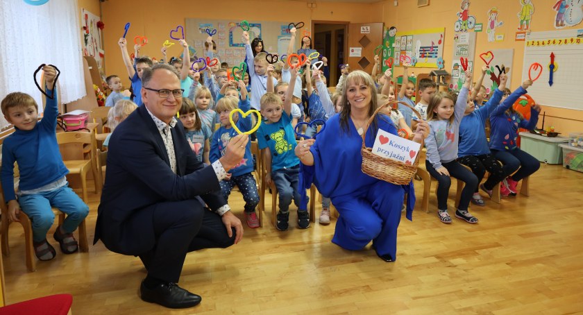 Na zdjęciu przedszkolaki z prezydentem Jarosławem Ferencem - fot. UM Radomsko
