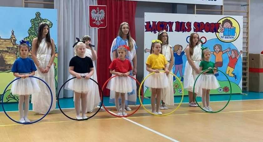 Na zdjęciu uczniowie podczas uroczystości otwarcia hali - fot. Facebook/Anna Milczanowska 