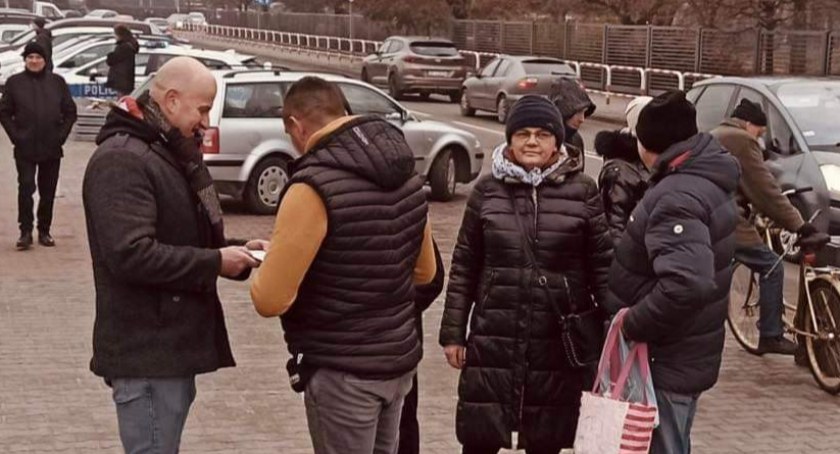 Na zdjęciu radni zbierają podpisy - fot. PO