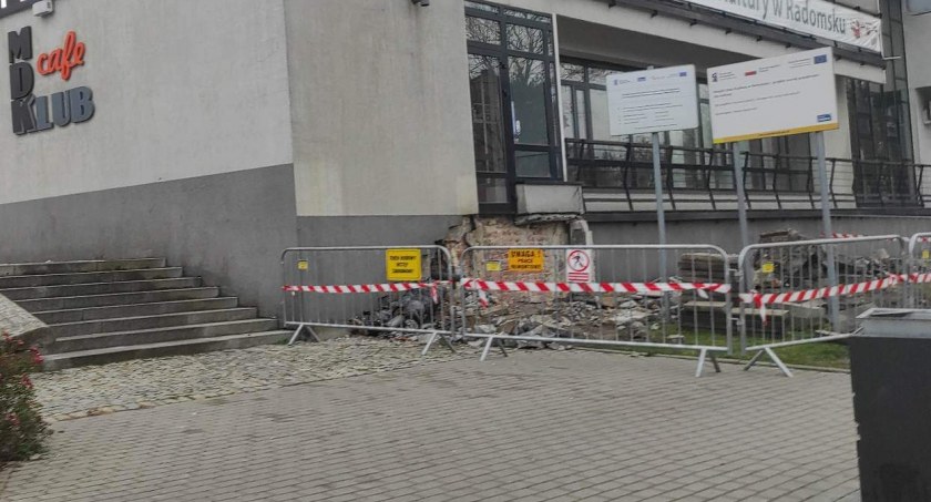 Na zdjęciu - stare schody do nieistniejącego już MDK Cafe zostały rozebrane - fot. Czytelnik 
