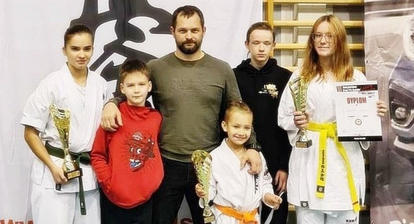 Na zdjęciu pięciu członków KSW BUSHI razem z trenerem