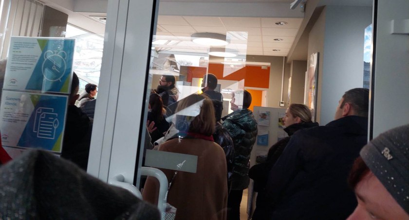 Na zdjęciu kolejka w biurze i przed biurem PGE Dystrybucja przy ulicy Joselewicza