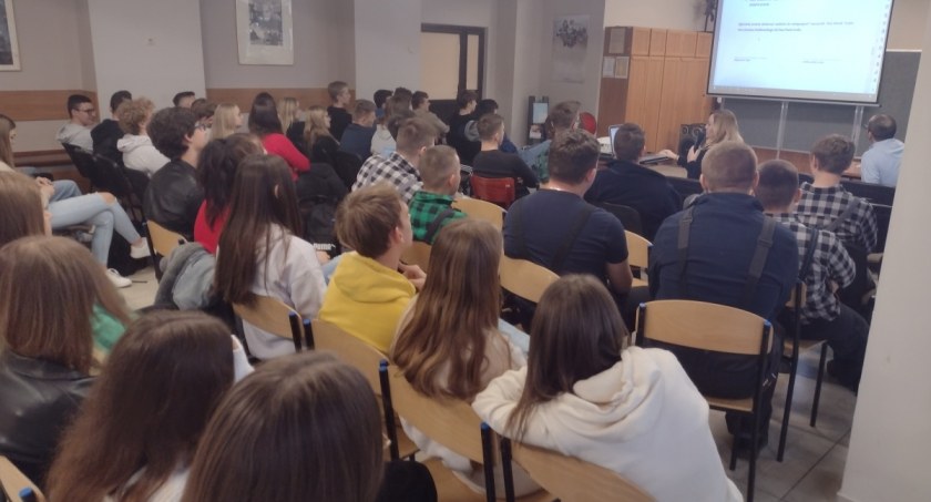 Na zdjęciu uczniowie Mechanik