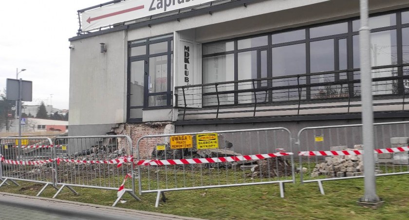 Na zdjęciu rozebrane schody do nieczynnej kawiarni w MDK - fot. Czytelnik