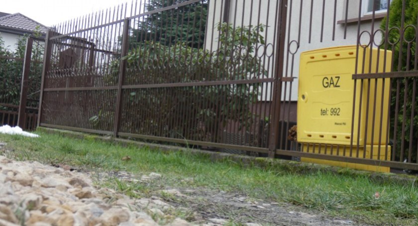 Na zdjęciu skrzynka z instalacją w ogrodzeniu jednej z posesji przy ul. Żytniej