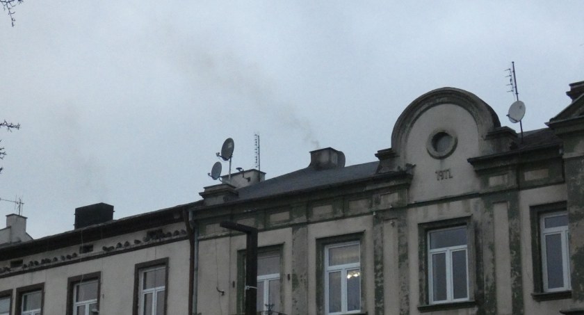 Na zdjęciu jedna z kamienic w centrum, gdzie w sezonie grzewczym bardzo często dochodzi do przekroczenia norm pyłów PM10 i PM2.5