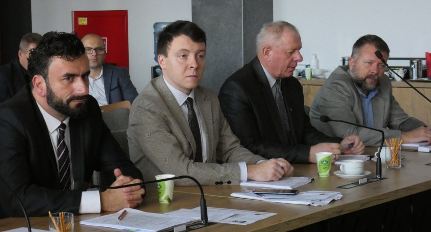 Na zdjęciu miejscy radni PiS: Daniel Serwa, Bartłomiej Biskup, Andrzej Kucharski i Piotr Lewandowski 