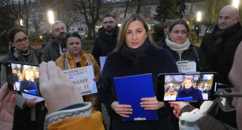 Na zdjęciu Magdalena Spólnicka, radni i sympatycy PO ogłaszają rozpoczęcie zbiórki podpisów poparcia pod obywatelskim projektem ustawy o dofinansowaniu in vitro z budżetu państwa