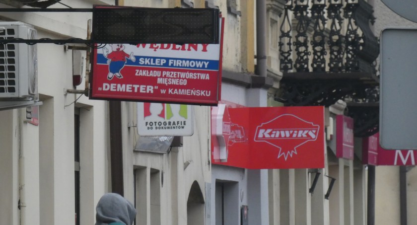 Na zdjęciu szyldy przy ul. Reymonta. Przepisy regulowałyby, jak mają wyglądać