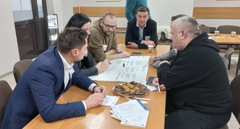 Na zdjęciu Pierwsze Forum Trzeciego Sektora, minister Ciecióra pierwszy z lewej - fot. Facebook/Anna Jadachowska-Dziębor