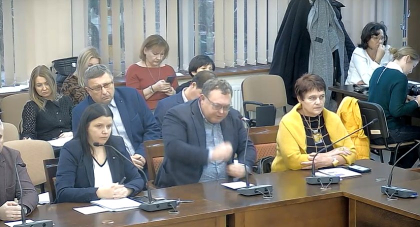 Na zdjęciu radni klubu PiS podczas sesji rady powiatu - głos zabrał Szymon Zyberyng