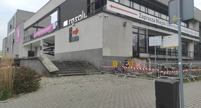 Na zdjęciu MDK, z prawej rozebrane schody do kawiarni - fot. Czytelnik