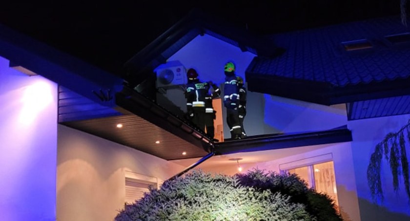 Na zdjęciu strażacy na dachu domu przy Jagiellońskiej - fot. OSP Kamieńsk