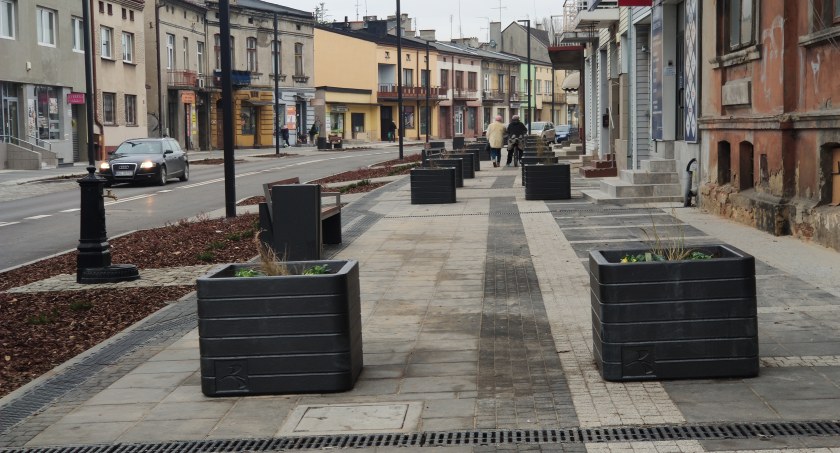Na zdjęciu donice z bratkami na ulicy Żeromskiego